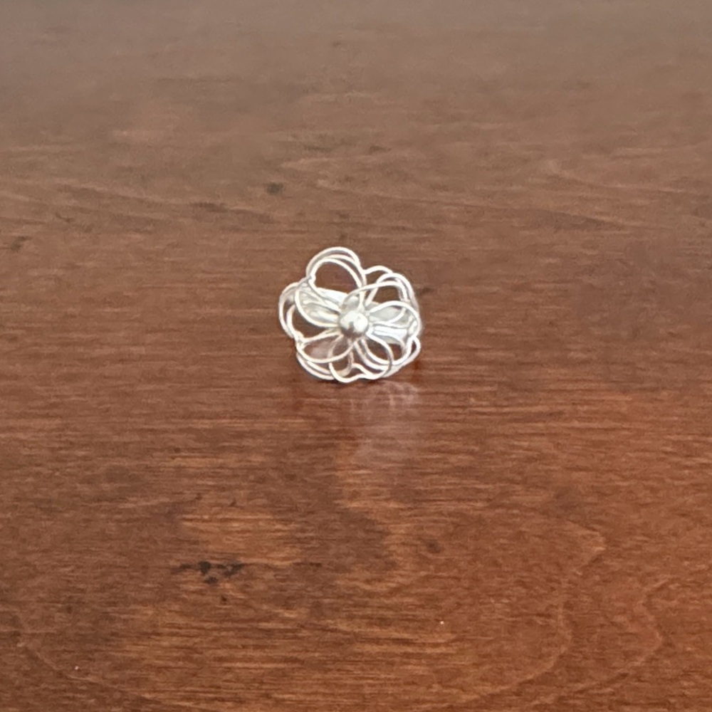Women's Sterling Silver Flower Ring Size 7 EUC